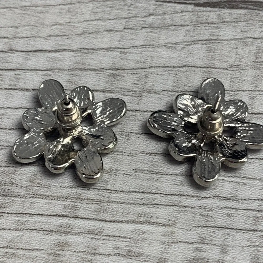Silver Tone Purple Cabochon Flower Stud Earrings Rhinestone Center Floral 3799